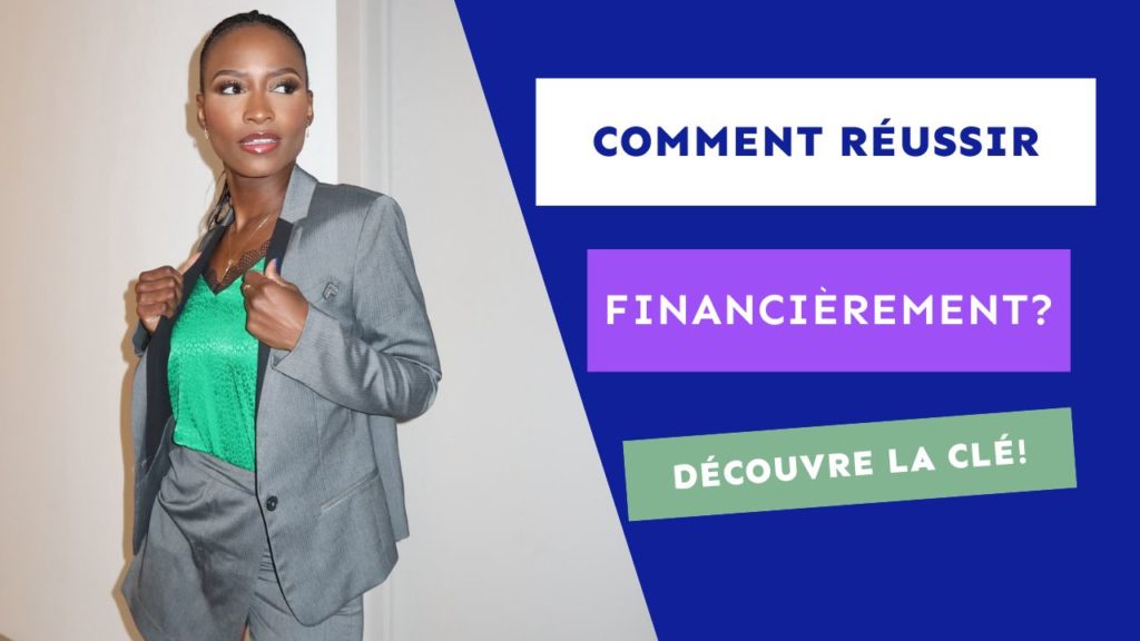 Femme professionnelle en tailleur, confiante, expliquant comment réussir financièrement avec De la finance. Podcast "De la finance mais pas que..." pour découvrir la clé de la réussite financière.