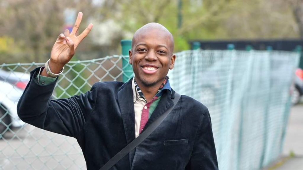 Portrait d'un entrepreneur souriant, partageant son témoignage sur les bénéfices de la formation Plus Jamais Fauché, intitulé 'Une vie restaurée'.