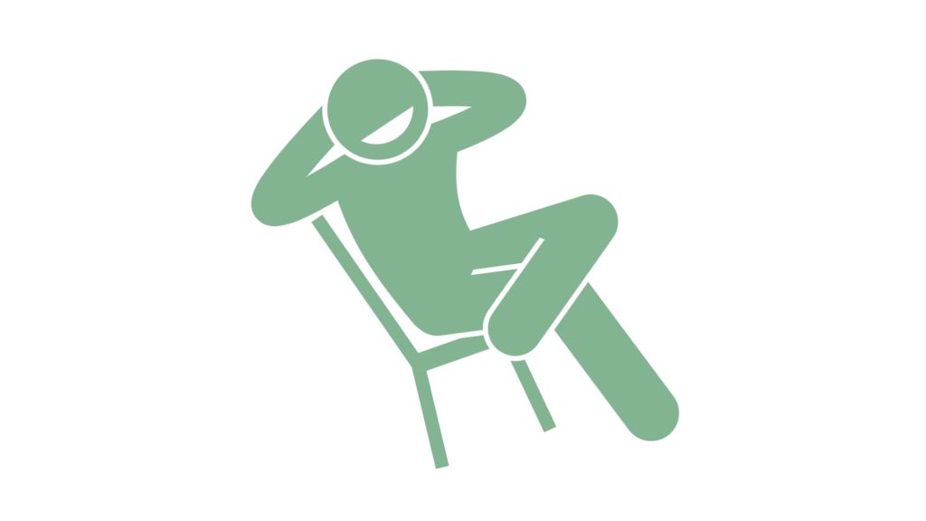 Icône verte illustrant une personne détendue sur une chaise, représentant la promesse de sérénité financière apportée par la formation Plus Jamais Fauché.