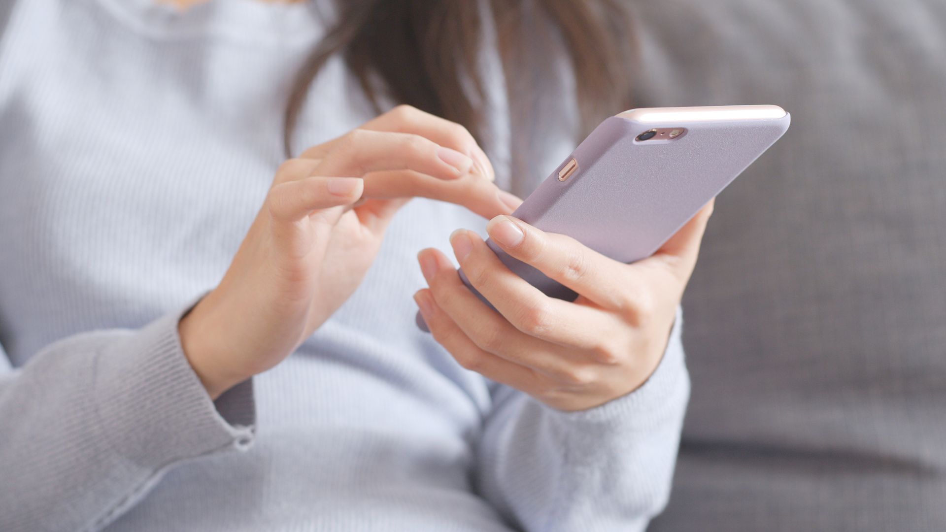 Main utilisant un smartphone, illustrant le processus structuré et accessible d'accompagnement en création de business plan proposé par De la finance.
