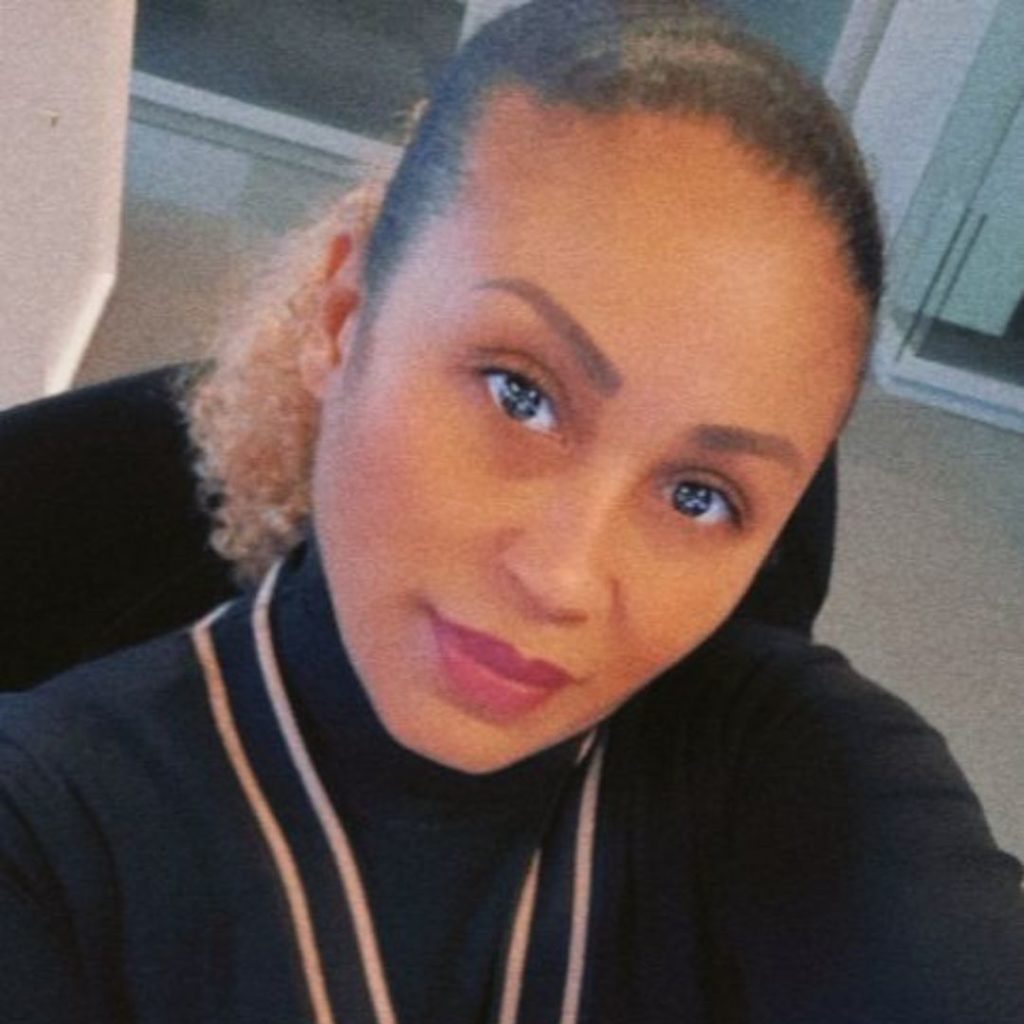 Portrait d'une entrepreneure accompagnée par De la finance pour un nouveau départ vers la prospérité financière en finances personnelles