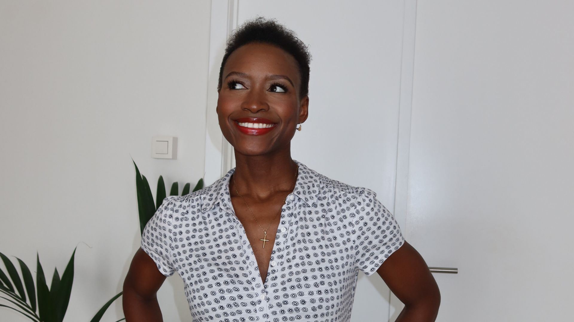 Photo d'une femme souriante, confiante et pleine d'énergie, illustrant la page de vente de la formation 'En route vers la réussite financière', une formation express pour maîtriser ses finances personnelles et atteindre ses objectifs