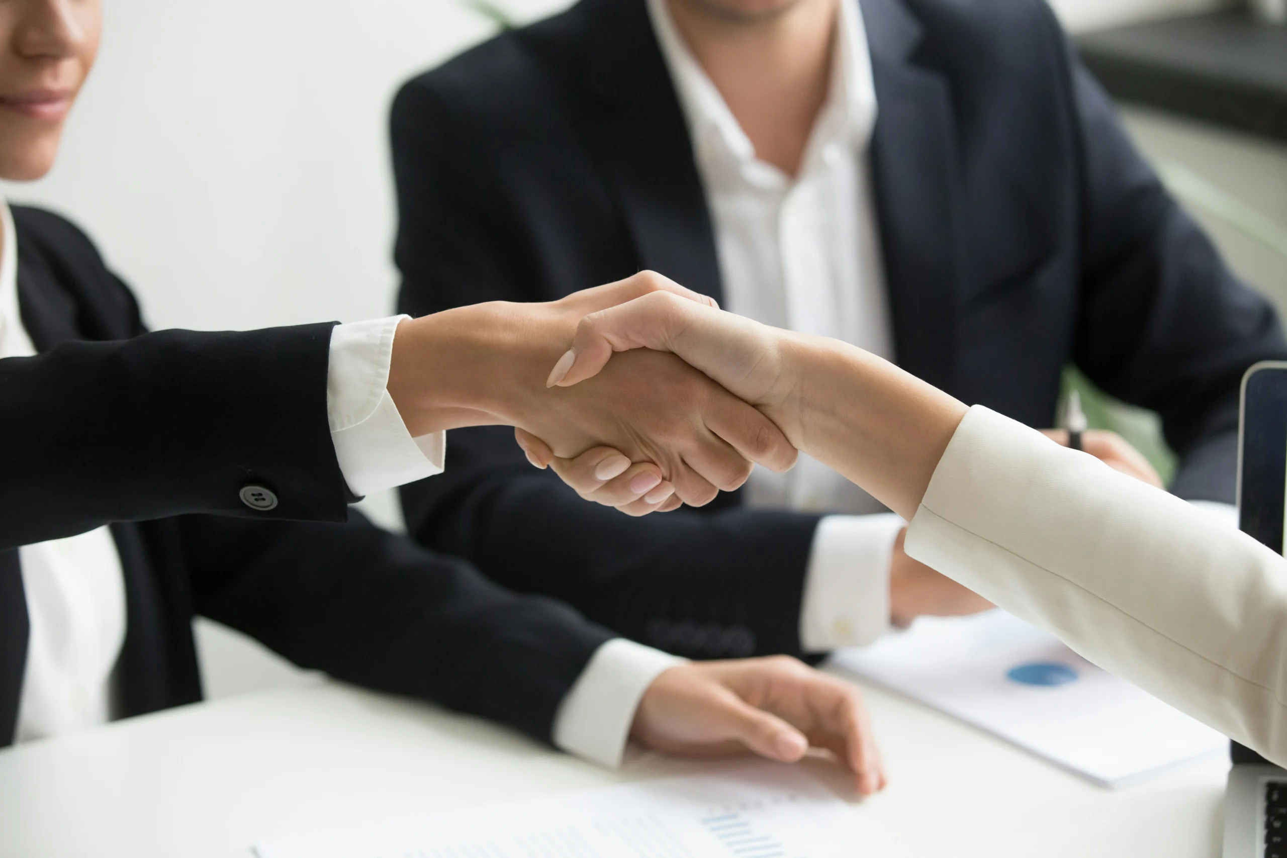Poignée de main professionnelle entre deux partenaires d'affaires pour sceller un accord financier.